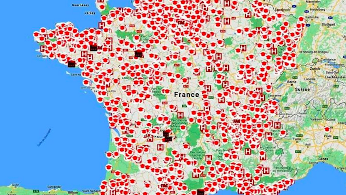 Czerwone punkty na mapie oznaczają protesty i blokady dróg we Francji