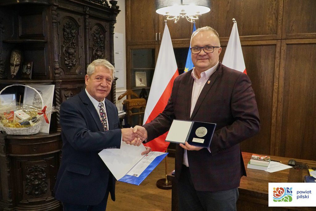 Medal dla Starosty Pilskiego od samorządu pielęgniarek i położnych