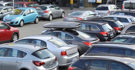 Zapadł się parking. Samochody zawisły nad osuwiskiem