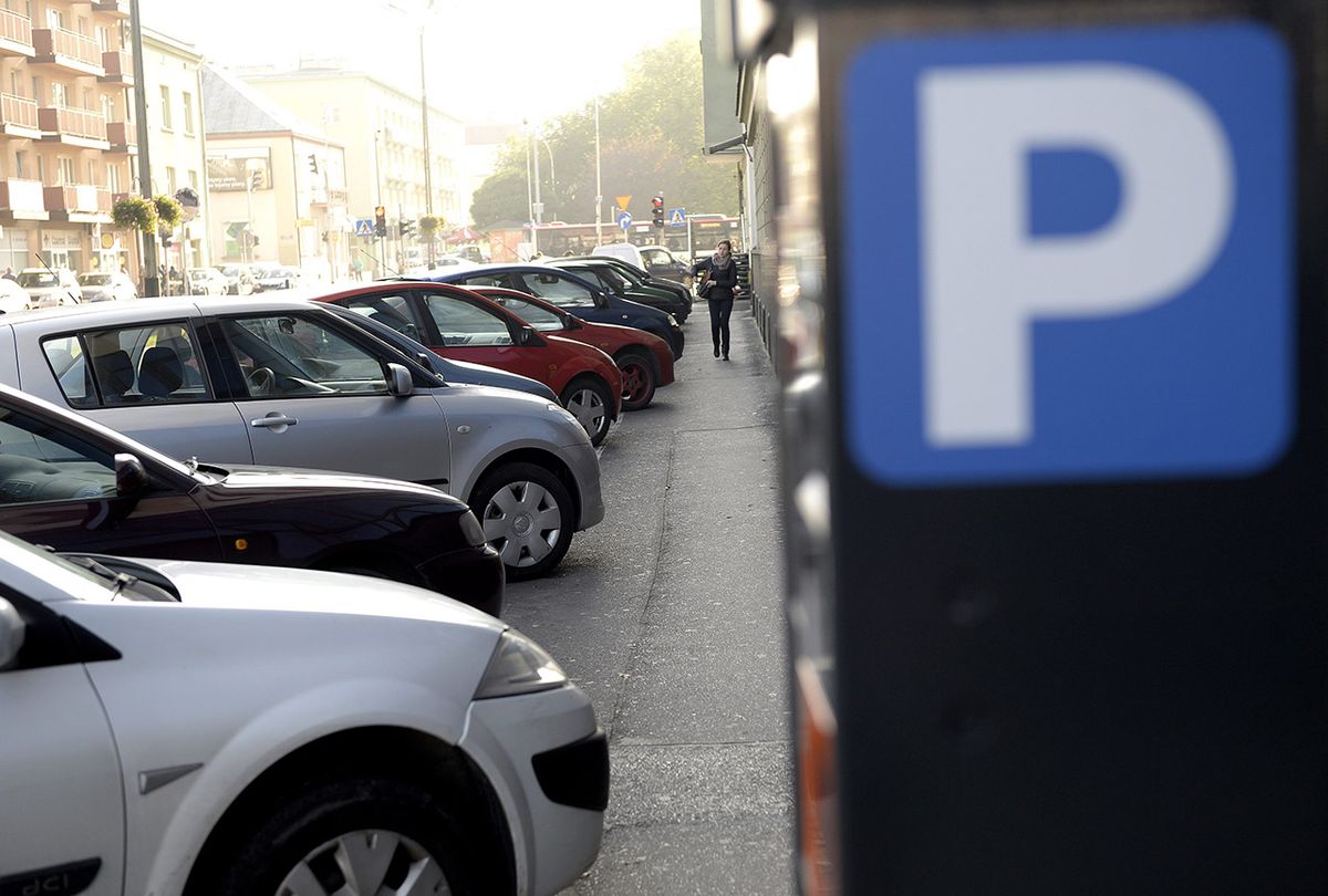 Zakaz parkowania na chodnikach. Ministerstwo może pochyli się nad tym pomysłem