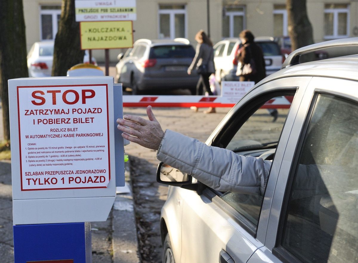 Parkingi przy szpitalach są drogie. Rzecznik Praw Obywatelskich chce zmian reguł gry