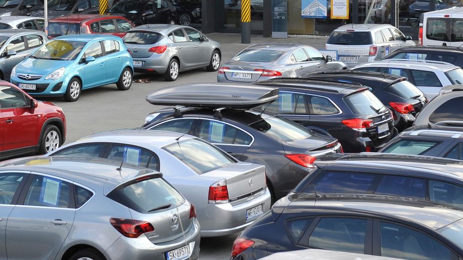 Zapadł się parking przed sklepem