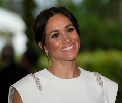 Meghan Markle w białej obcisłej sukience. Ciążowy brzuszek cieszy oko wielbicieli