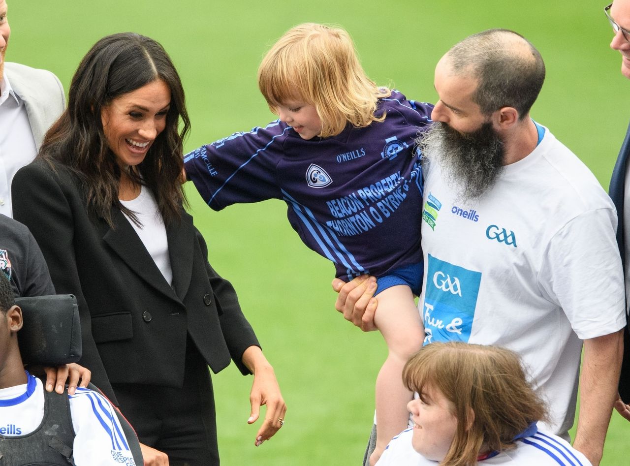 Chłopiec pociągnął Meghan Markle za włosy. Reakcja księżnej była bezcenna