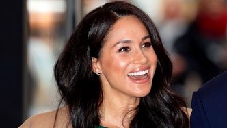 Zadowolona Meghan Markle za kierownicą land rovera odbiera przyjaciółkę z lotniska