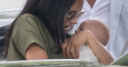 Meghan Markle w ogniu krytyki za trzymanie Archiego. "Jakby miała go upuścić"