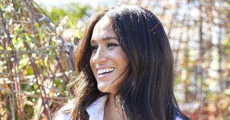 Meghan Markle zawsze ma w walizce czarną kreację. Wiadomo dlaczego