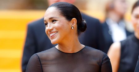Meghan Markle ukrywa wstydliwy dla kobiet problem. Dlatego tak często nosi koka