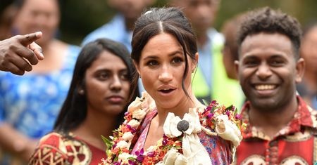 Ciężarna Meghan wyprowadzona przez ochroniarza z tłumu. "Kwestia bezpieczeństwa" na Fidżi