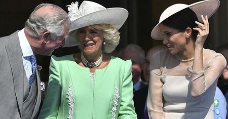 Meghan Markle na urodzinach księcia Karola. Jej sukienka została wyprzedana