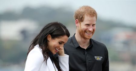 Obcisłe spodnie i koszula. Meghan Markle chce podkreślić ciążowe krągłości