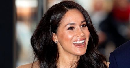Zadowolona Meghan Markle za kierownicą land rovera odbiera przyjaciółkę z lotniska