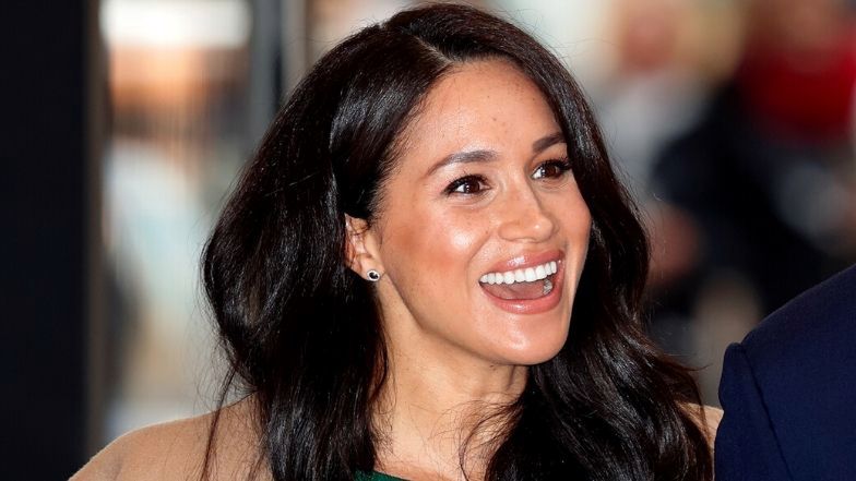 Zadowolona Meghan Markle za kierownicą land rovera odbiera przyjaciółkę z lotniska