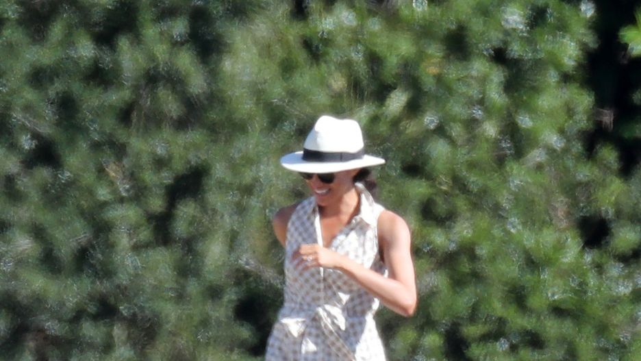 Meghan Markle w sandałach marki Sarah Flint