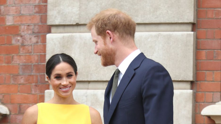 Meghan Markle jak promyk słońca. Wybrała żółtą ołówkową sukienkę