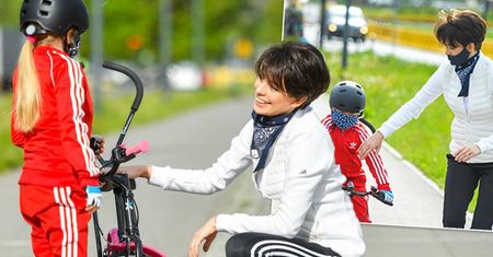 Dorota Gardias z córeczką szaleją na osiedlu. Słodka Hania rozpoczęła lekcje jazdy na rowerze