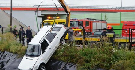 Kobieta wjechała samochodem do wody. Czekała na pomoc policjantów... stojąc na jego dachu