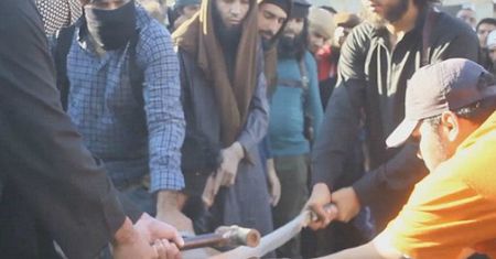 Bojownicy ISIS obcięli maczetą i młotem rękę złodziejowi w pokazowej egzekucji w Syrii