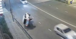 #dziejesiewmoto [462]: przewrotka na drodze, teslą u Mercedesa i odśnieżanie trasy trolli