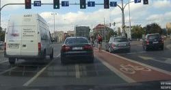 #dziejesiewmoto [414]: wyścig mercedesa i audi we Wrocławiu, kierowca ignoruje znaki oraz nokaut rowerzysty