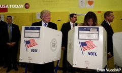 To zdjęcie z wyborów robi w sieci furorę. Donald Trump upewnia się... na kogo zagłosowała jego żona