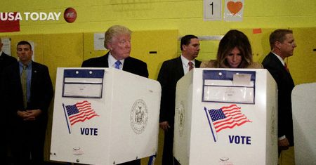 To zdjęcie z wyborów robi w sieci furorę. Donald Trump upewnia się... na kogo zagłosowała jego żona