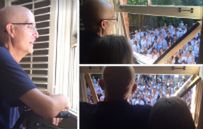400 uczniów śpiewa przed domem nauczyciela walczącego z rakiem