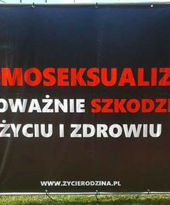 "Homoseksualizm zagraża zdrowiu". Kontrowersyjna wystawa w Opocznie.