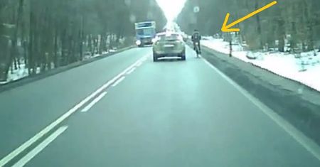 Pomorskie: Kierowca chciał potrącić rowerzystę. Szokujące nagranie