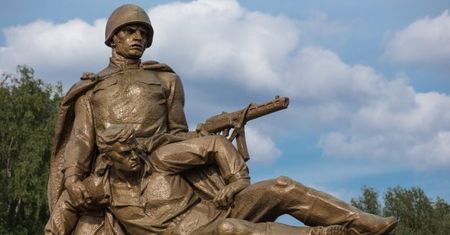 Wandale zbezcześcili największy cmentarz żołnierzy radzieckich w Polsce