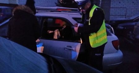 Nietypowa akcja ratunkowa policji. Uwolnili dziecko z zamkniętego samochodu