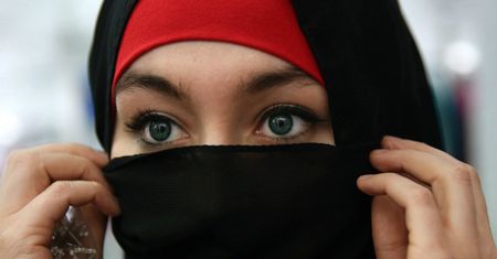 Mężczyzna rozwiódł się z kobietą dzień po ślubie po tym, jak zobaczył ją pierwszy raz bez makijażu