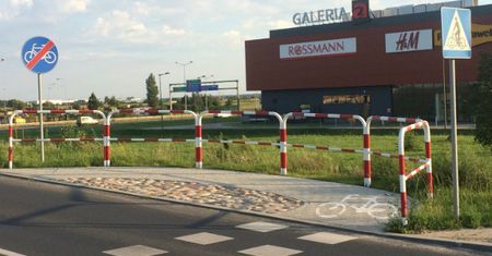W Poznaniu powstała najkrótsza droga rowerowa na świecie? Kolejny polski absurd