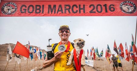 Bezdomny pies przyłącza się do maratończyka podczas biegu. Kończą wspólnie maraton