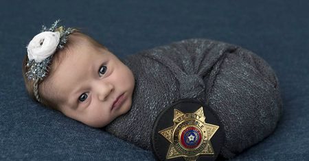 Policjant pomógł odebrać poród w samochodzie. Małżeństwo zrobiło wyjątkowe zdjęcia w podziękowaniu