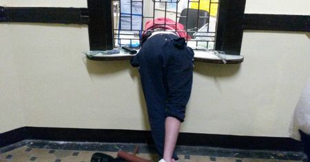 W Jastrowiu ktoś zaklinował się... w okienku kasowym na dworcu. Zdjęcia podbijają internet