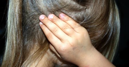 "Idealny ojciec" gwałcił swoje córki przez 6 lat. Jedna z nich się zabiła. Dziś mężczyzna usłyszał wyrok