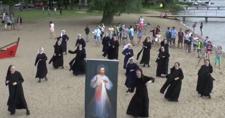 Hit Internetu! Tańczące zakonnice zapraszają na ŚDM