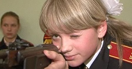 Obowiązkowe lekcje strzelania dla 12-latek - zobacz film