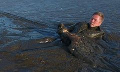 Mężczyzna, ryzykując własnym życiem, czołgał się w błocie by uratować orła. Wszystko nagrała kamera drona
