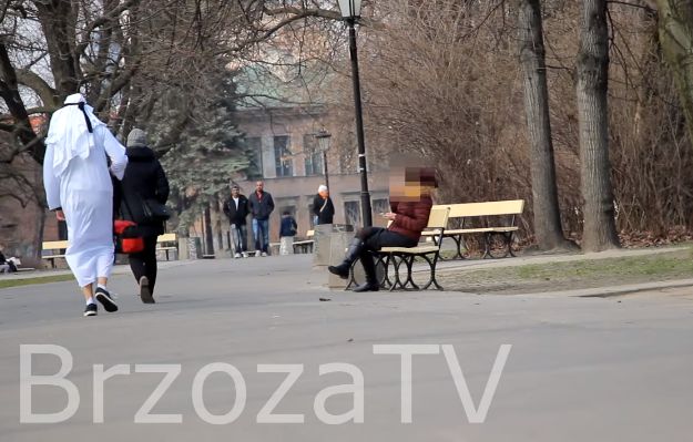 Przebrał się za muzułmanina i rzucił plecakiem w ludzi. Granica żartu została przekroczona?