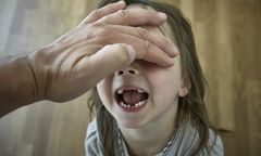 42-letni łodzianin molestował swoje córki i ich koleżanki przez lata. Nagrywał też filmy pornograficzne z ich udziałem