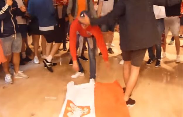 Euro 2016: Angielscy kibice zdeptali polską flagę [WIDEO]