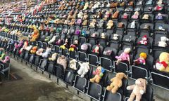 11 tysięcy misiów usiadło na trybunach stadionu w hołdzie dla zmarłej dziewczynki