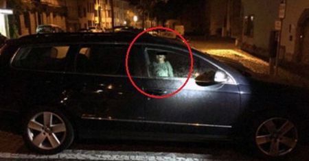 Matka zostawiła w nocy małe dziecko w samochodzie, aby wyjść ze znajomymi na drinka