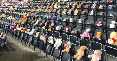 11 tysięcy misiów usiadło na trybunach stadionu w hołdzie dla zmarłej dziewczynki