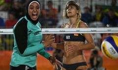 Niesamowite zderzenie kulturowe w Rio. Ta fotografia podbija internet od kilku godzin