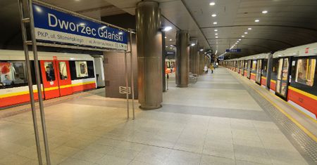 Ktoś zgubił drogie leki onkologiczne na stacji metra. Poszukiwany jest ich właściciel