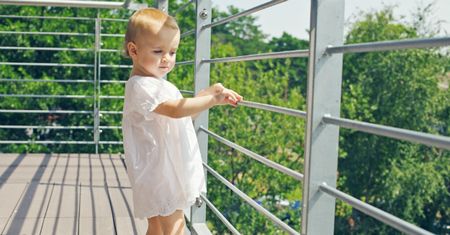 Rodzice zostawili roczne dziecko na balkonie i urządzili sobie imprezę