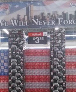 Dwie wieże ustawione z butelek Coca-Coli. Tak sklep obchodzi 15. rocznicę ataku na WTC